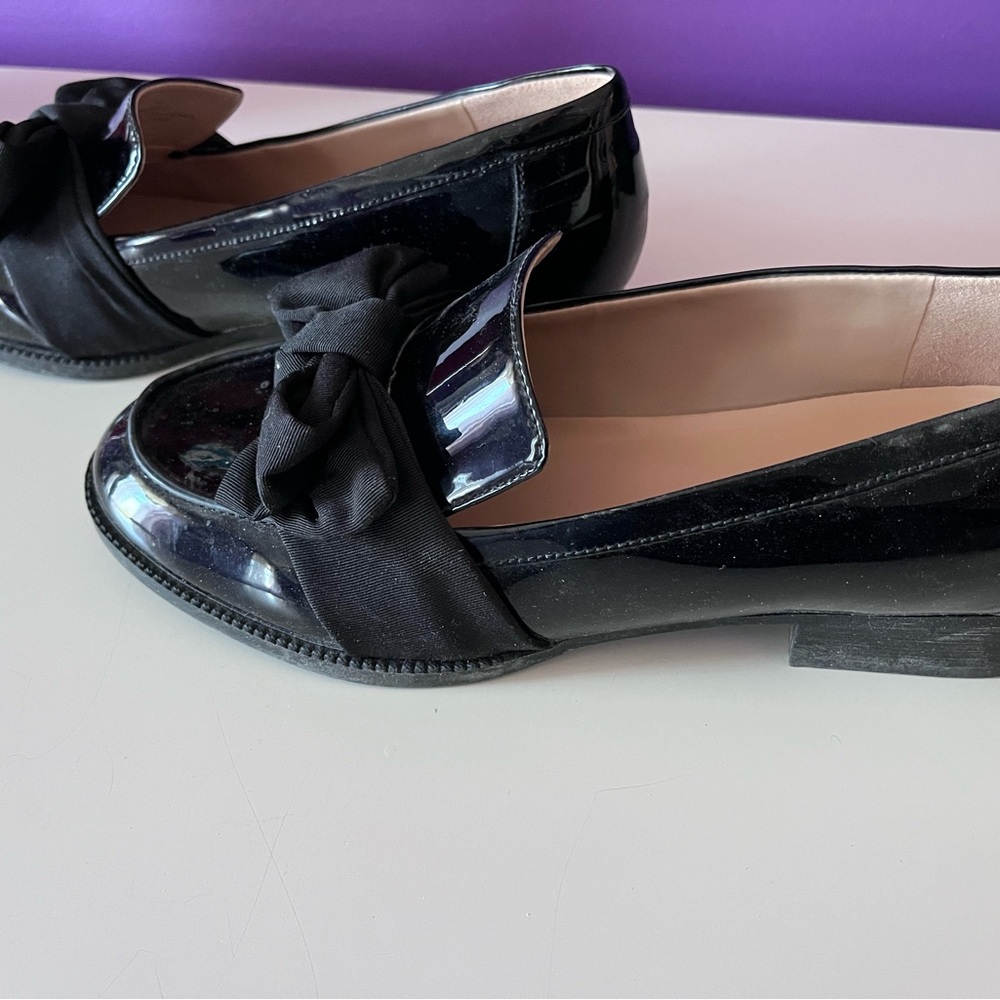 Bandolino Black Patent Leather Loafers with Bow - Picture 2 of 3